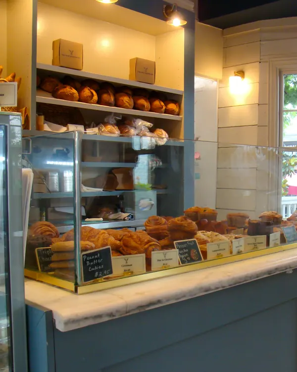 Le comptoir de la boutique, ses étagères de pains et sa vitrine éclairée