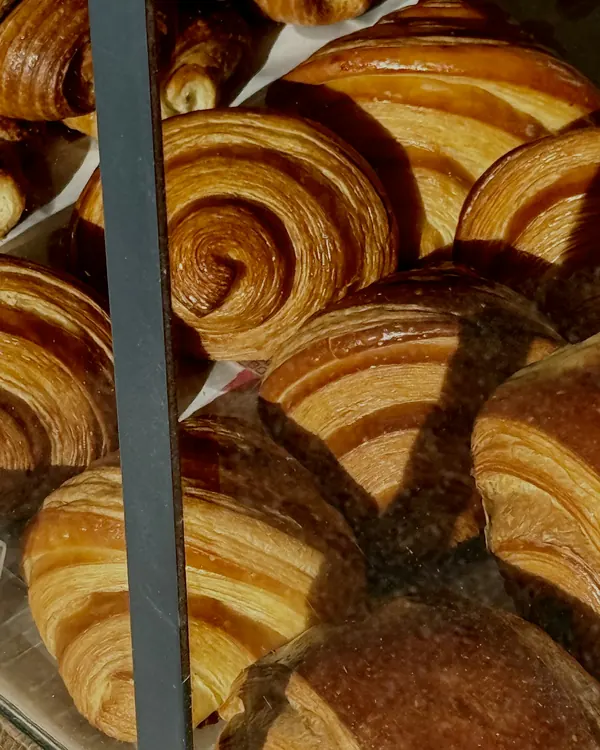 Des croissants et des pains au chocolat alignés dans la vitrine